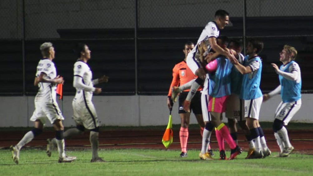 Jugadores de Pumas Tabasco festejan un gol