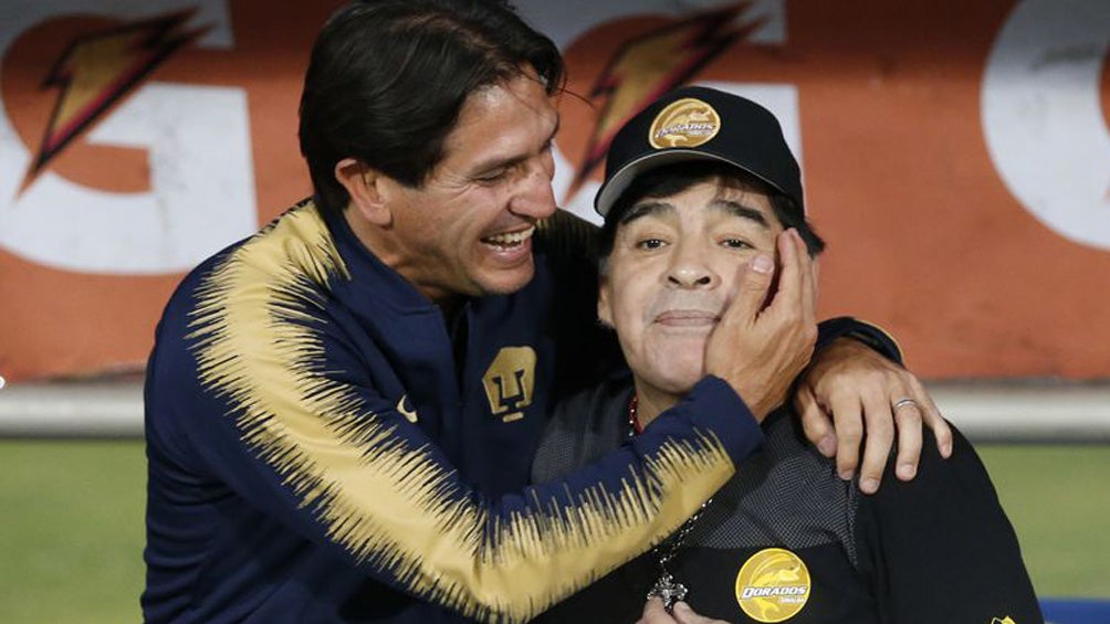 Marioni abraza a Maradona previo a juego entre Pumas y Dorados