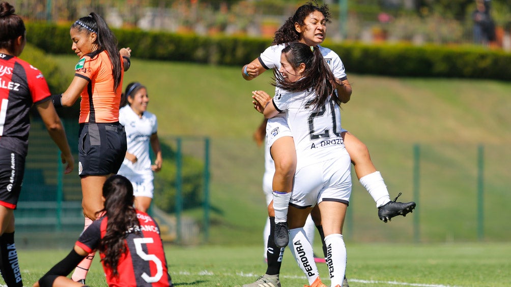 Jugadores de Gallos celebran gol 