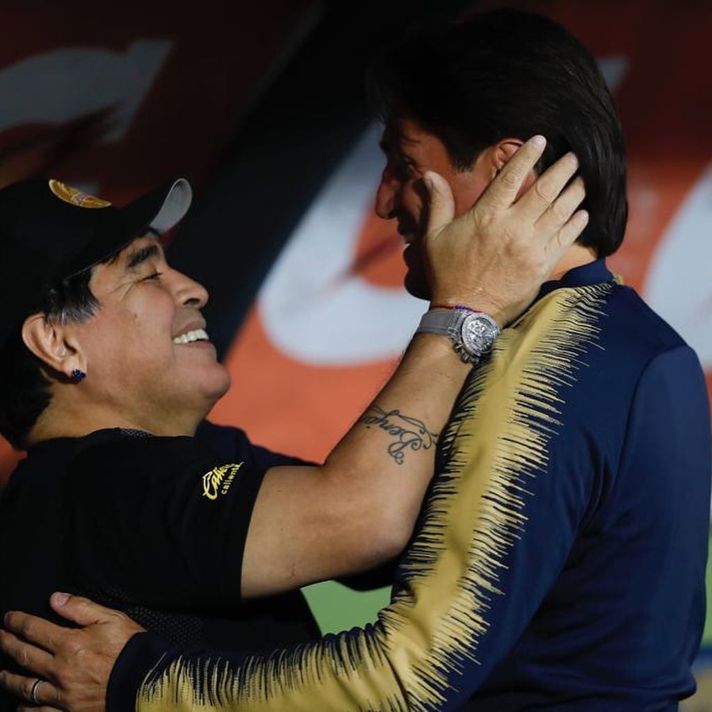 Maradona abraza a Marioni previo a un juego