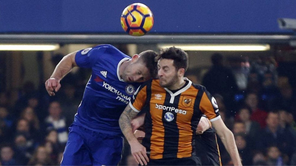 Ryan Mason sufrió un choque de cabezas con Gary Cahill 