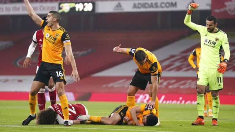 Raúl Jiménez después de cabezazo con David Luiz