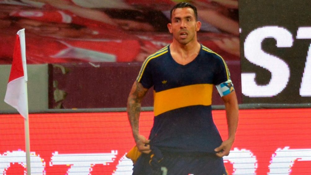 Carlos Tévez festejando un gol en honor a Maradona