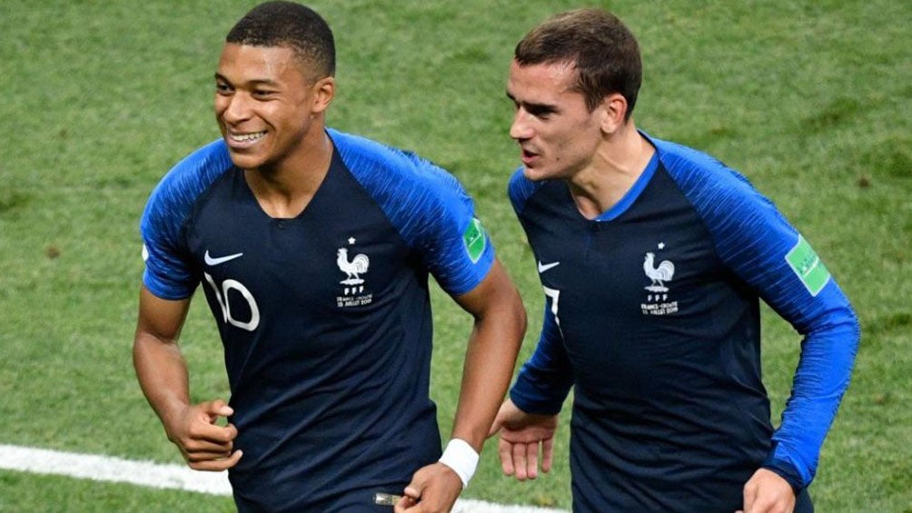 Antoine Griezmann y Kylyan Mbappé en un duelo con Francia 