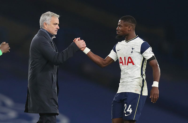 Mourinho y Serge Aurier tras un duelo de los Spurs 