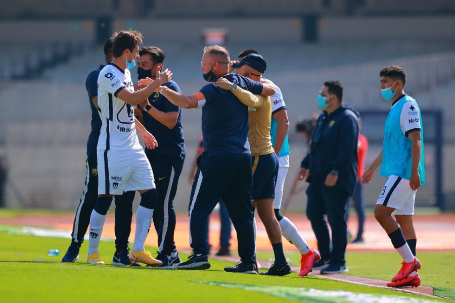 Cuerpo técnico y jugadores de Pumas celebran el pase a Semifinales