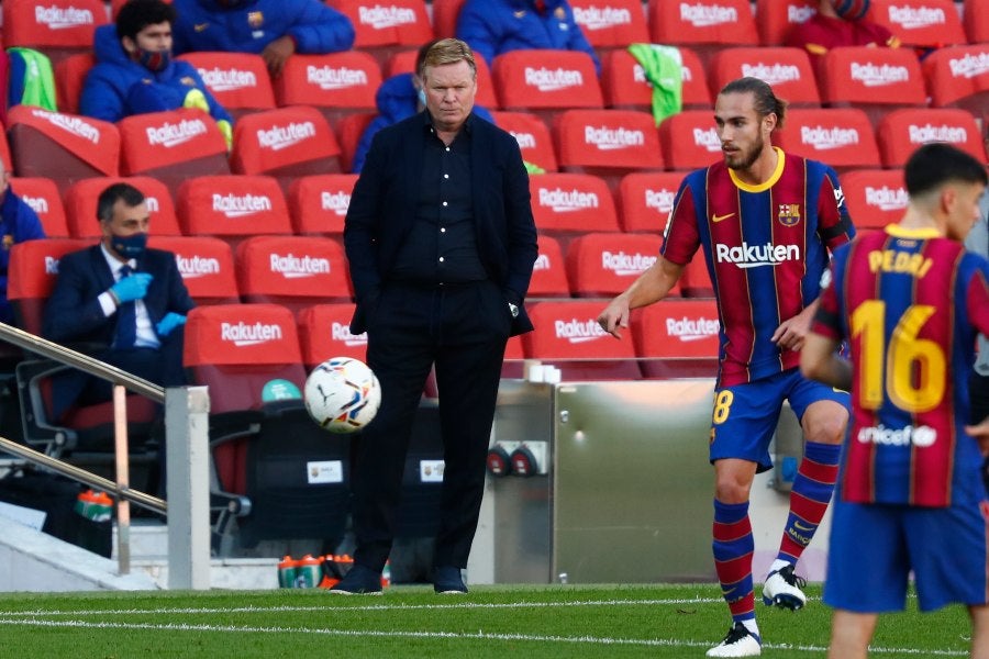 Ronald Koeman dirigiendo un partido del Barcelona