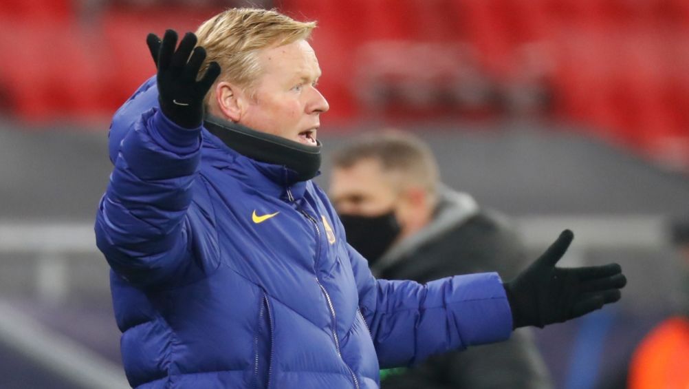 Ronald Koeman dirigiendo un partido del Barcelona