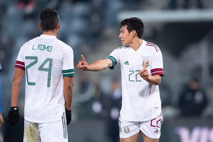 Hirving Lozano hablando con Luis Romo en un partido de México