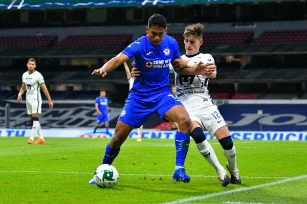 Luis Romo en acción ante Pumas