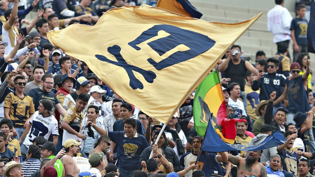 La Rebel alentando a Pumas en un partido