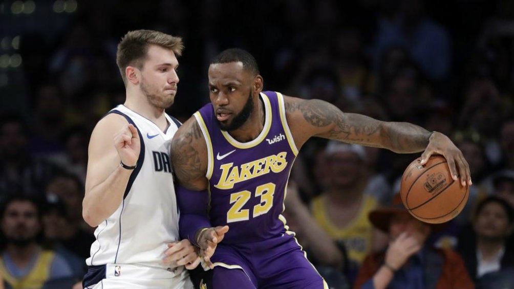 LeBron James en partido con Doncic