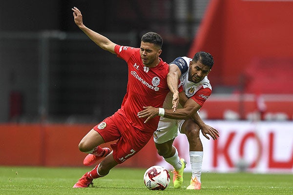 El jugador de Toluca en duelo con Miguel Ponce