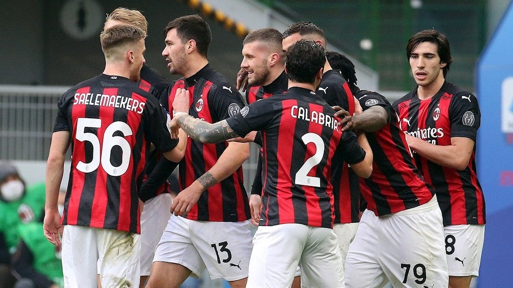 Jugadores del AC Milan celebrando un gol