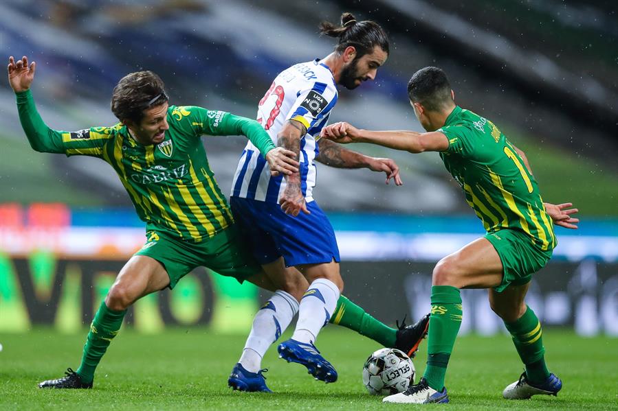 Sergio Olveira con marca del Tondela