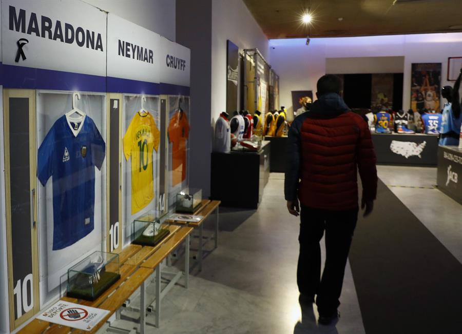 Camiseta de Maradona  en las exposición de Leyendas del Deporte