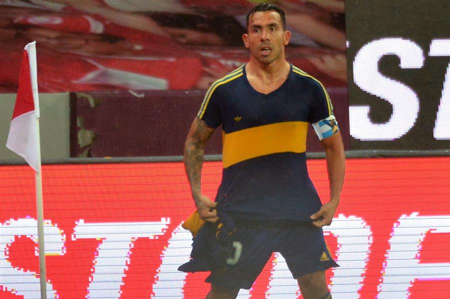 Carlos Tevez en festejo homenajeando a Diego