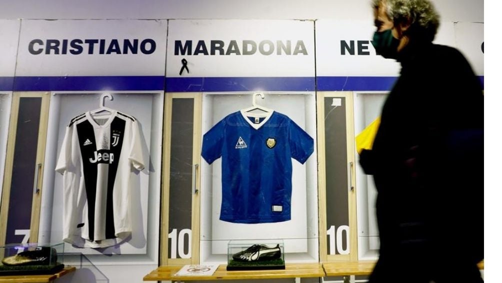 Playera y zapato de Maradona en la exposición de Leyendas del Deporte