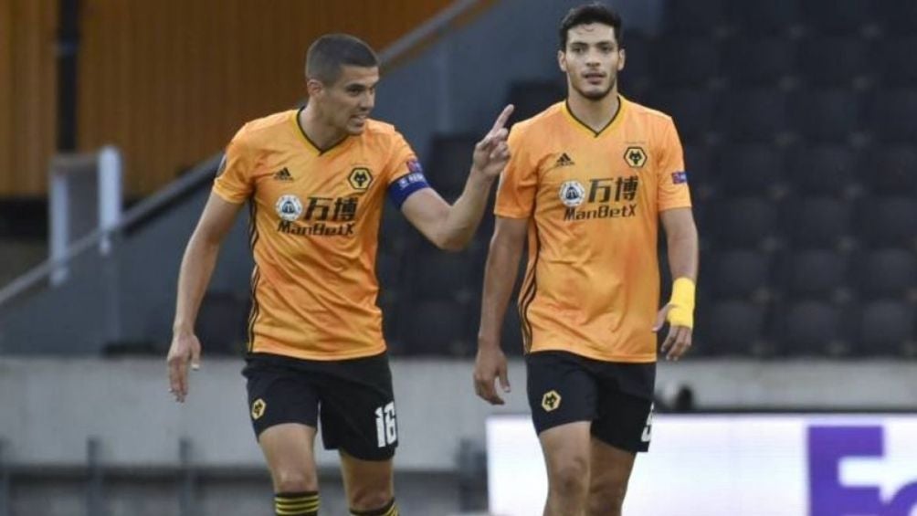 Conor Coady con Raúl Jiménez 