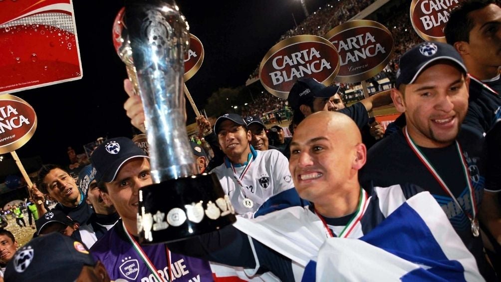 Chupete Suazo con el trofeo de campeón 