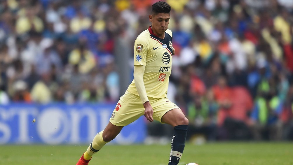 Edson Álvarez en acción con América ante Cruz Azul