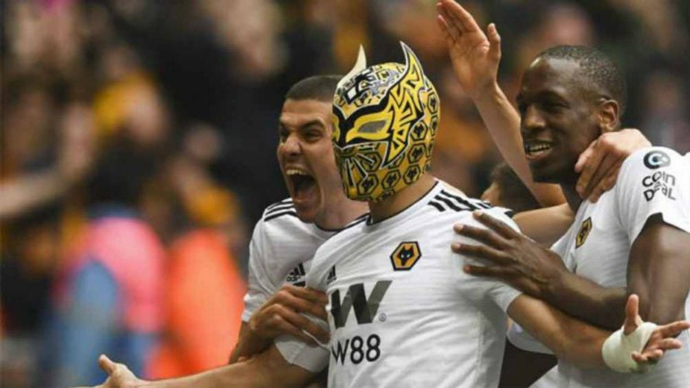 Raúl Jiménez: Afición del Wolverhampton eligió diseño de la pancarta de apoyo al mexicano