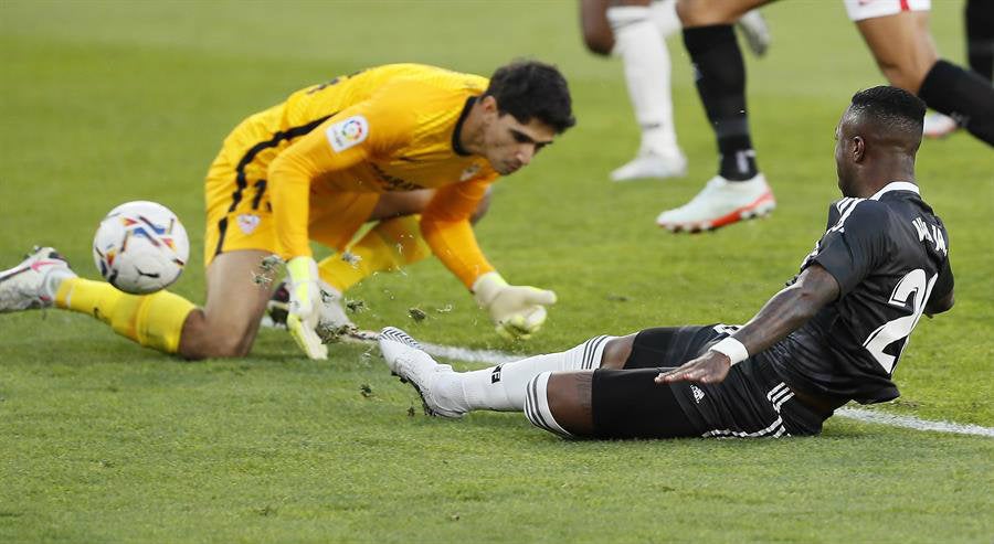 El remate de Vinicius ante la salida de Youssef Bounou