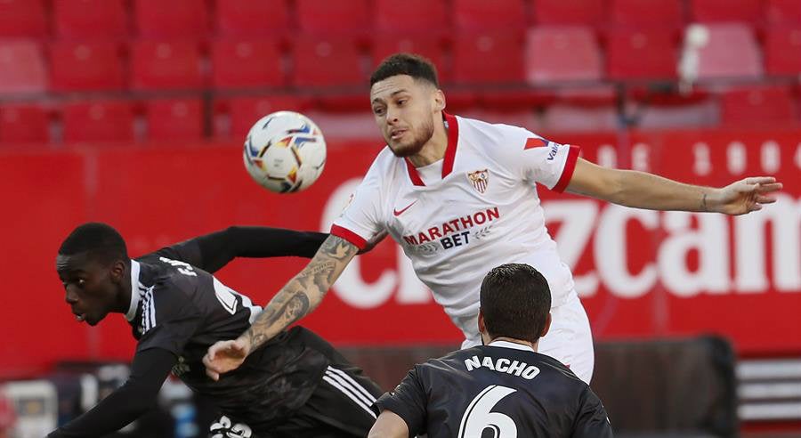 Lucas Ocampos intenta controlar un balón ante la marca merengue