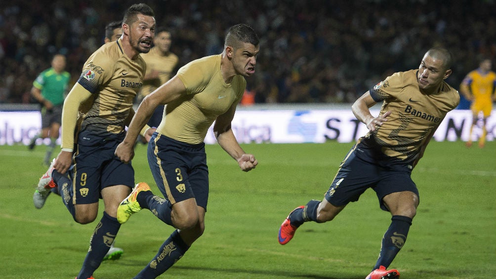 Alcoba celebrando su gol en la Final del Apertura 2015