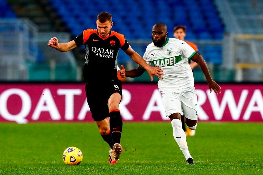 Jugador de la Roma y del Sassuolo disputando un balón