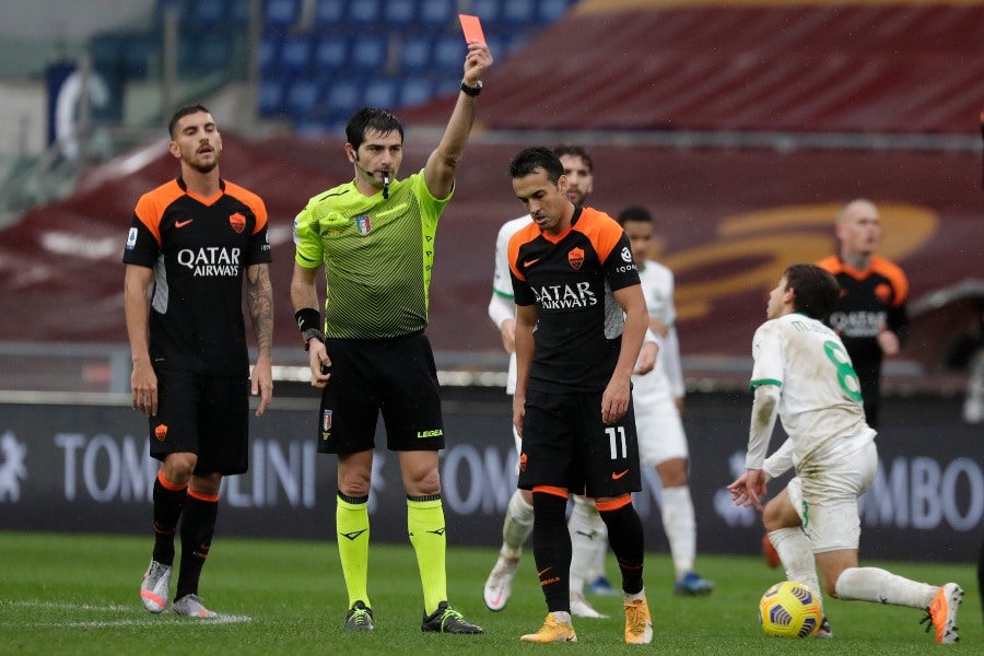 Pedro siendo expulsado del partido de la Roma