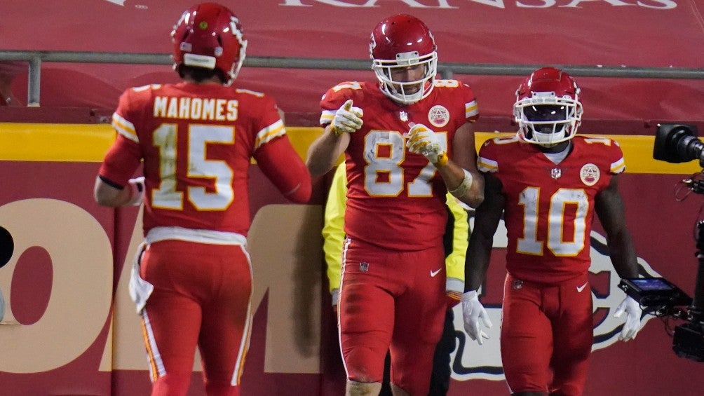 Jugadores de los Chiefs, tras su anotación contra los Broncos