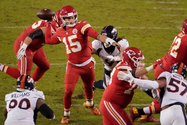 Mahomes es presionado por la defensiva de los Broncos