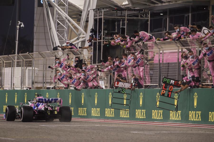 Pérez cruzando la meta en Sakhir