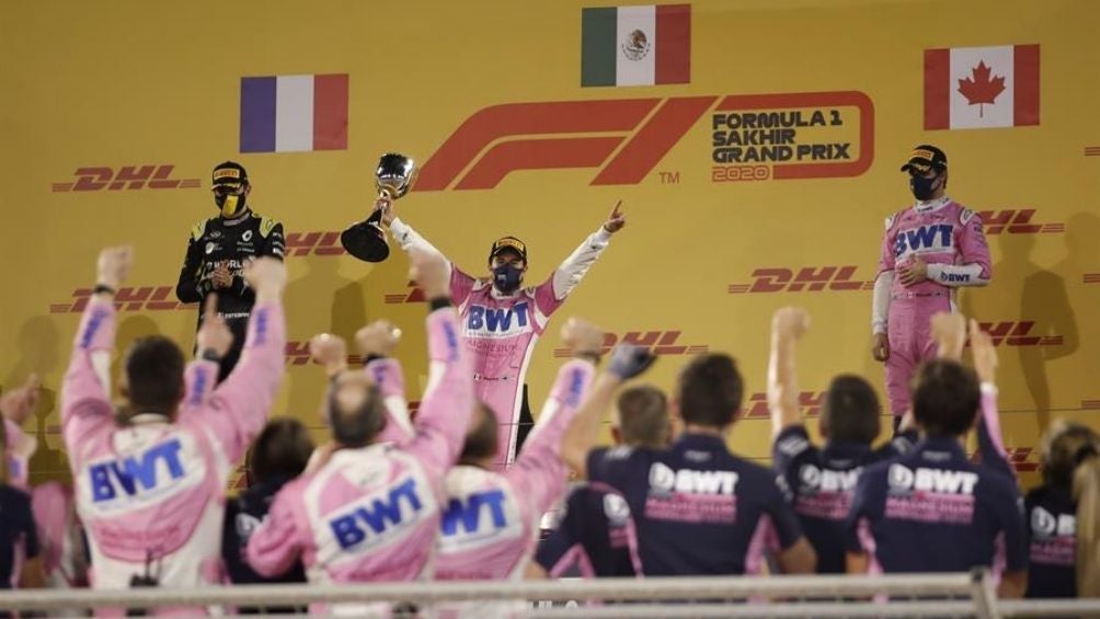 Checo Pérez festejando el primer lugar 