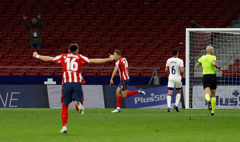 El mexicano celebra el gol del club colchonero