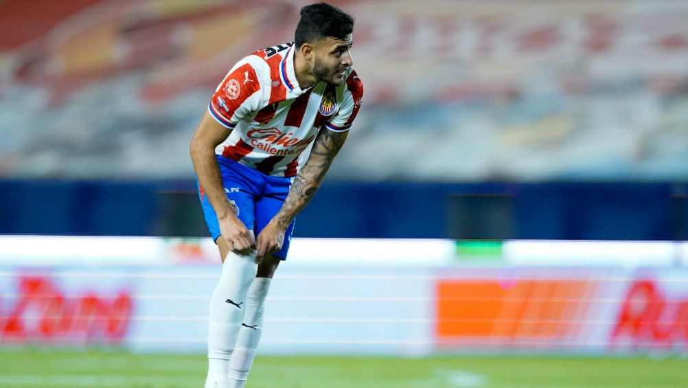 Alexis Vega en acción con Chivas 