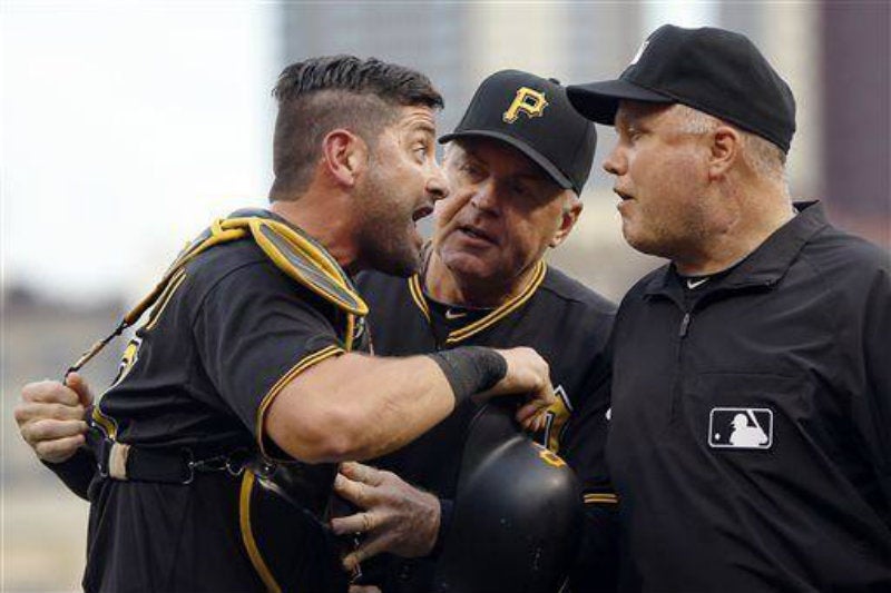 O'Nora en discusión con el catcher de Pittsburgh Francisco Cervelli en 2015