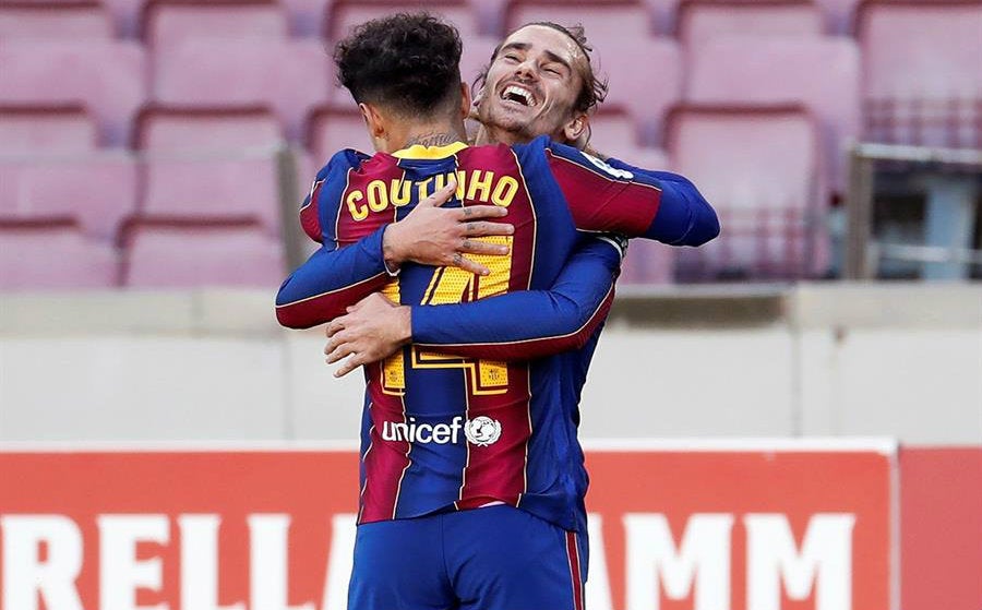 Coutinho celebra gol con Antoine Griezmann