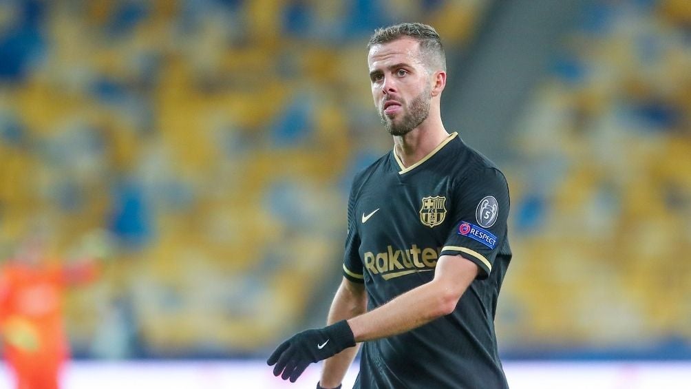 Miralem Pjanic en partido con el Barcelona 