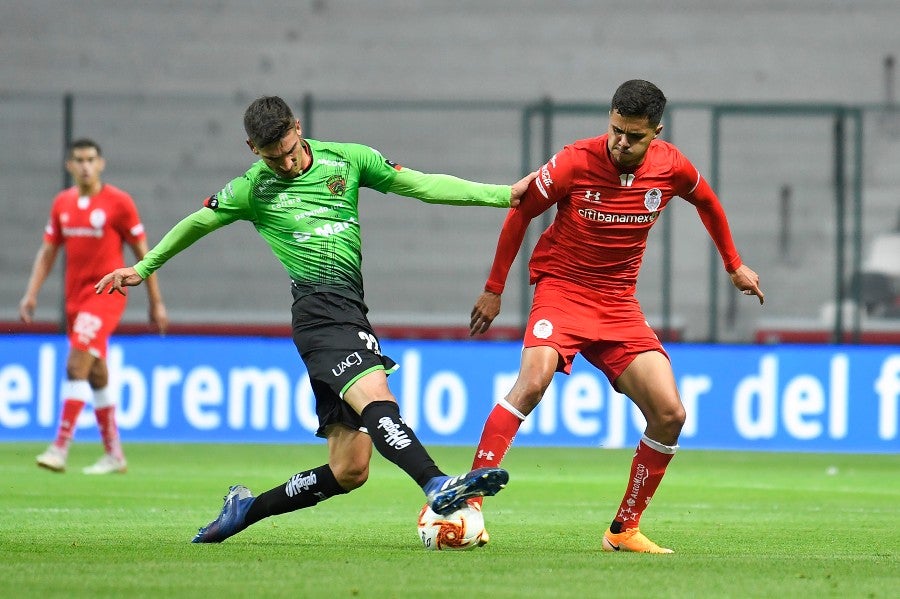 Alan Medina durante un partido con Toluca