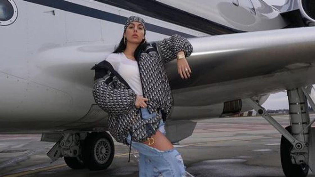 Georgina Rodríguez, posa en un jet privado de la familia