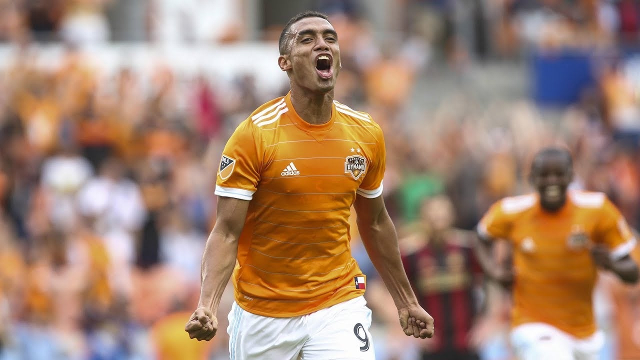 Mauro Manotas festeja un gol con Houston Dynamo 