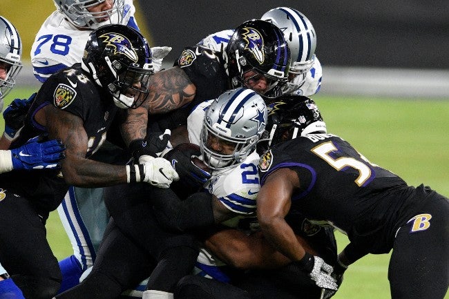 Elliott es frenado por la defensiva de los Ravens