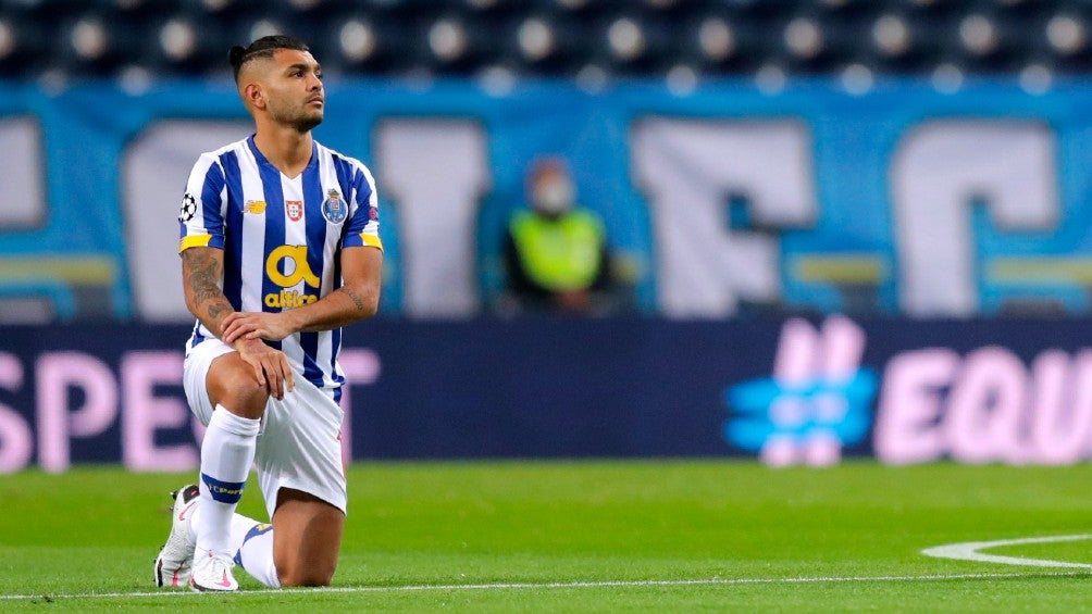 Jesús Corona durante un partido con Porto