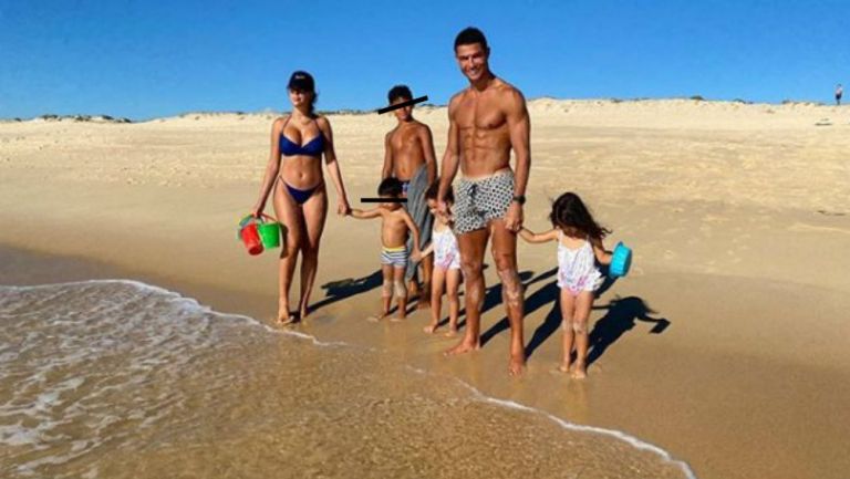 Cristiano Ronaldo y Georgina Rodríguez con sus hijos