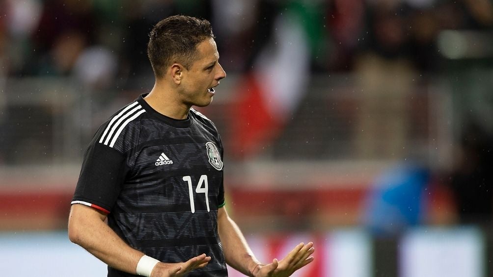 Javier Hernández en partido con la Selección 