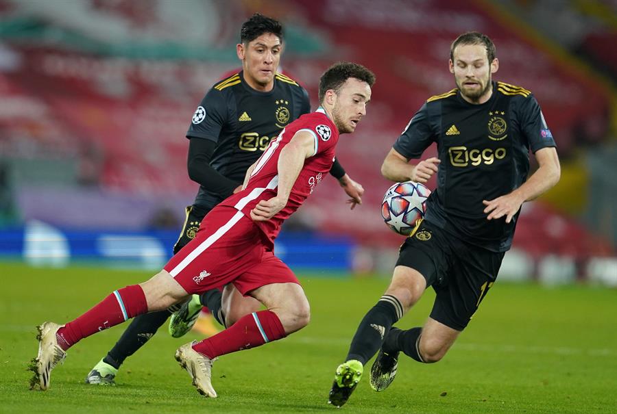 Edson Álvarez en partido de Champions 