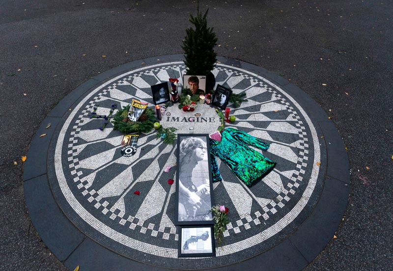 Fans recuerdan a Lennon en el área Strawberry Fields de Central Park