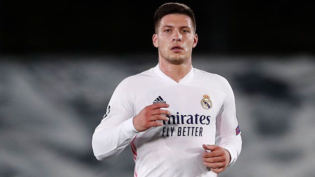 Luka Jovic durante un duelo con el Real Madrid 